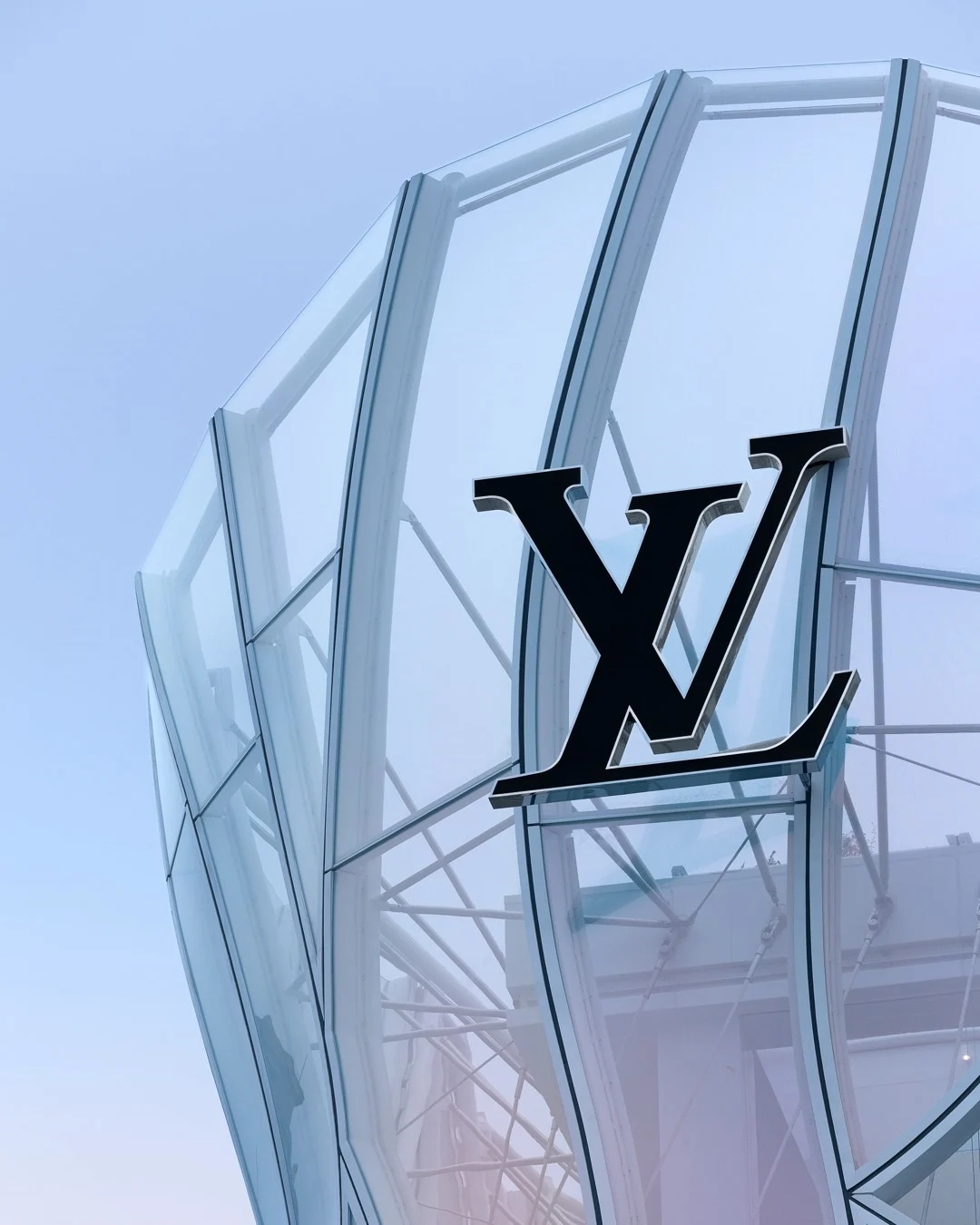 Бернар Арно изкупува акции за да увеличи дела си над 50 % в LVMH