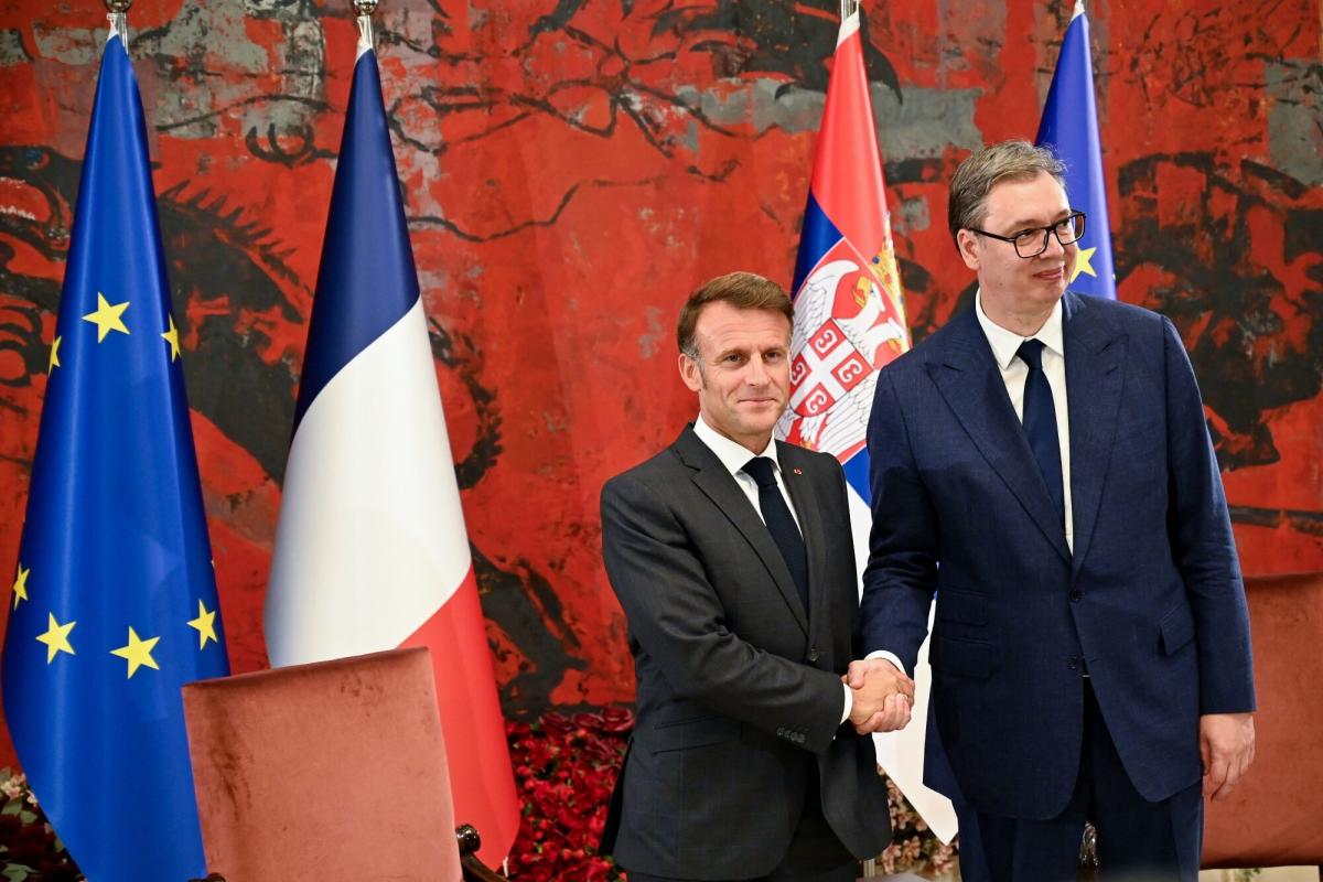 Макрон и Вучич си стиснаха ръцете за изтребителите Rafale на 29 август
