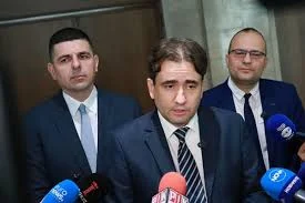 "Да, България" посъветва управляващите да се допитат до ЕК за адекватен особен управител за "Лукойл"