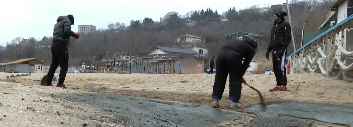 Разследват как е изтекъл мазут на плаж „Кабакум“ край Варна