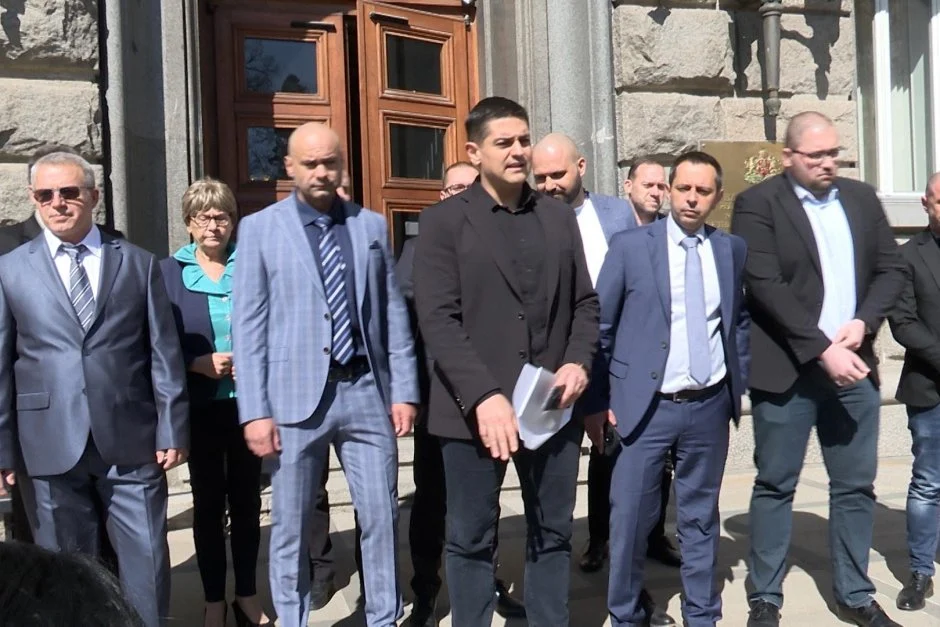 Вот на недоверие през септември: МЕЧ и ПП–ДБ се обединяват срещу „завладените институции“