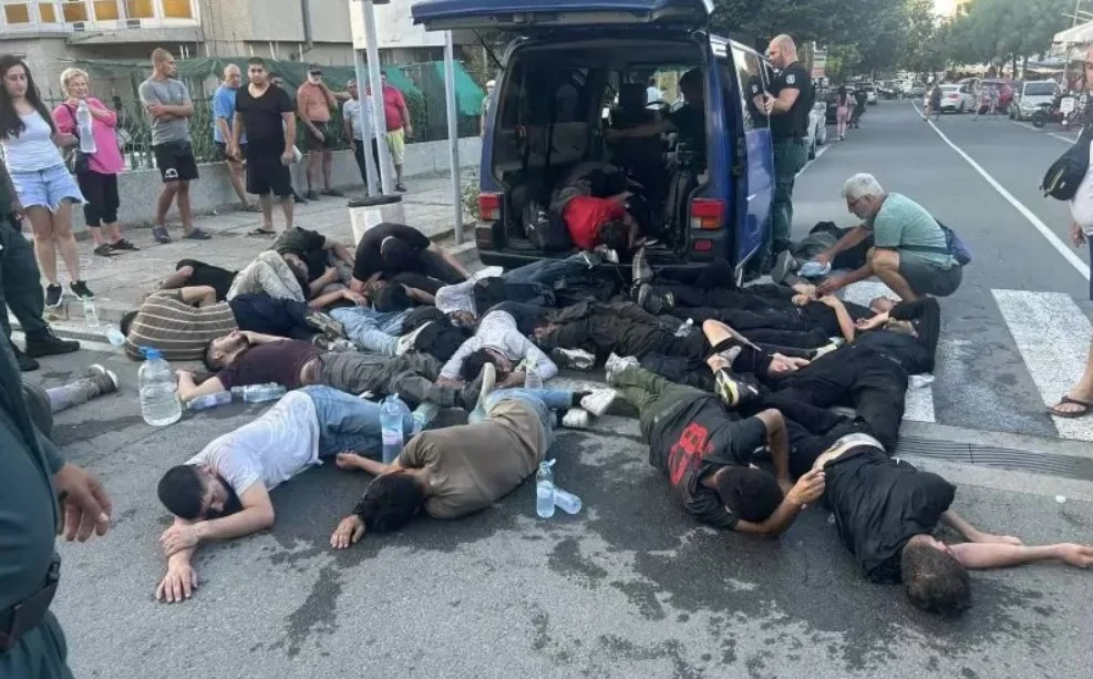 Задържаха шофьор на бус с 24 нелегални мигранти след гонка край Лозенец