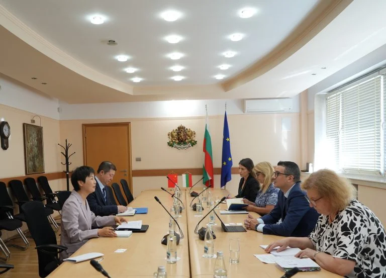 Министър икономика и индустрия Петър Дилов посланик Китай г-жа Дай Цин Ли.