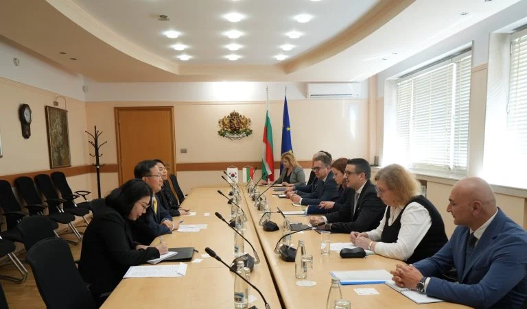 Министър икономиката и индустрията Петър Дилов Донг-бе Ким, посланик на Република Корея