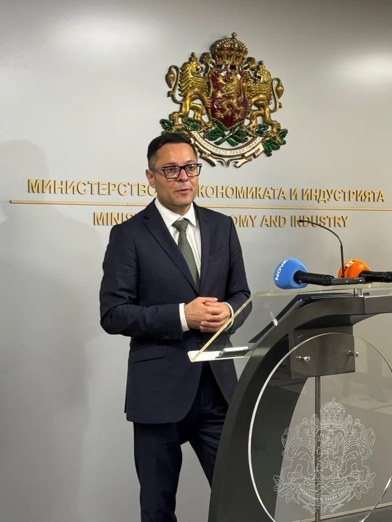 ministarat na ikonomikata investicziite i industriyata aleksandar pulev