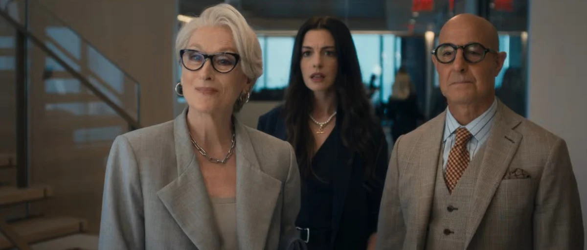 Миранда Пристли (Мерил Стрийп), Андреа Сакс (Ан Хатауей) и Найджъл (Стенли Тучи).