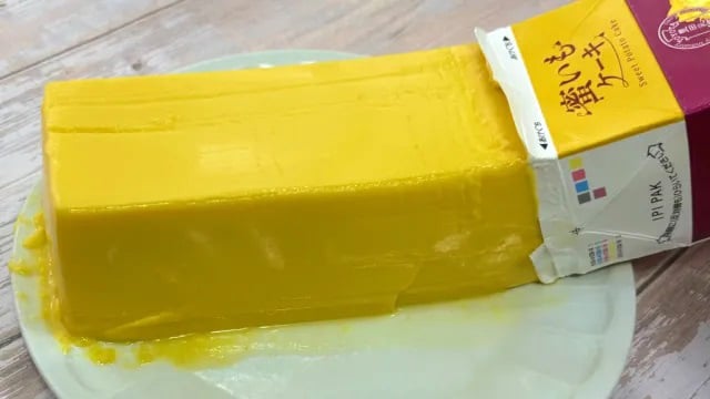 В Япония продават торта от сладки картофи Mitsuimo Cake в картонена кутия за мляко 4 В Япония продават торта от сладки картофи Mitsuimo Cake в картонена кутия за мляко