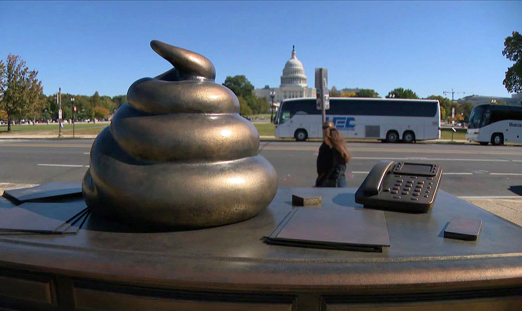 Скулптура на изпражнение във Вашингтон осмива щурма на Капитолия