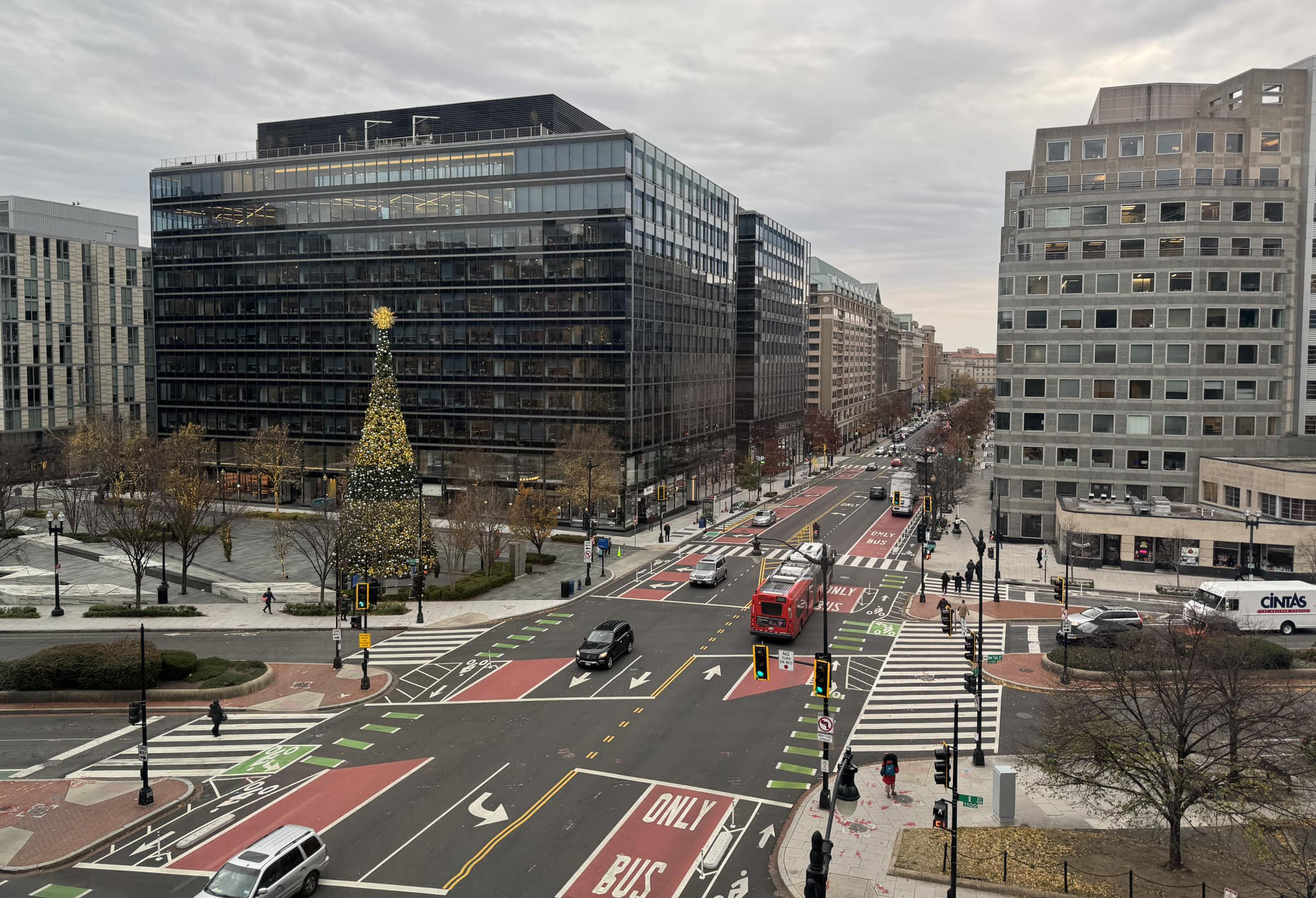 Марк Зукърбърг обмисля да купи имот във Вашингтон за да работи в тясно сътрудничество с Доналд Тръмп