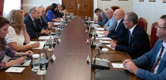 Президентът Румен Радев на „Дондуков“ 2 се срещна с представители на Българското национално малцинство в Република Молдова. В разговора участва и вицепрезидентът Илияна Йотова.
