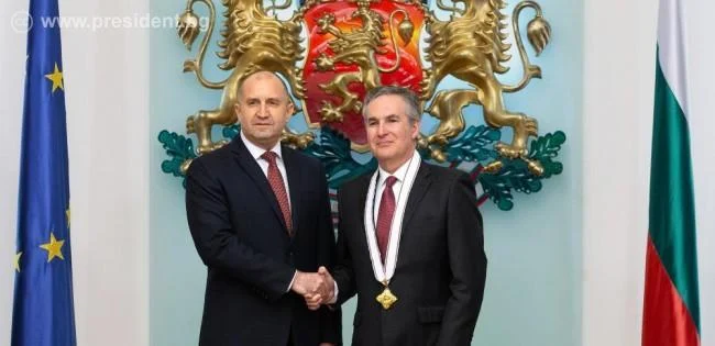 Президентът Румен Радев удостои посланика на Кралство Испания у нас Алехандро Поланко Мата с орден „Мадарски конник“ първа степен