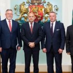 Румен Радев проведе среща с посланиците на страните от Вишеградската група у нас. В срещата участваха посланикът на Чешката република у нас Мирослав Томан, посланикът на Република Полша Мачей Шимански, посланикът на Словашката република Васил Гривна и посланикът на Унгария Миклош Борош