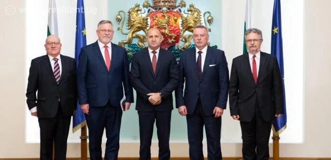 Румен Радев проведе среща с посланиците на страните от Вишеградската група у нас. В срещата участваха посланикът на Чешката република у нас Мирослав Томан, посланикът на Република Полша Мачей Шимански, посланикът на Словашката република Васил Гривна и посланикът на Унгария Миклош Борош