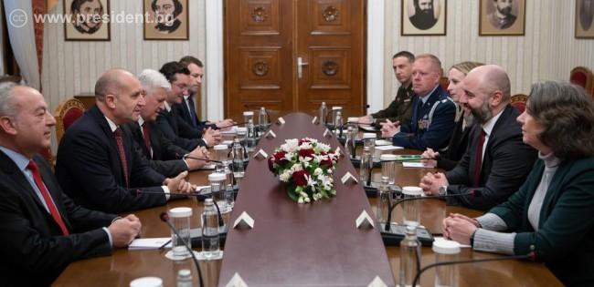 Президентът Румен Радев поиска от САЩ пилотите за F-16 да се обучават и в България