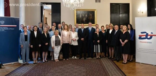 Румен Радев пред посланиците от ЕС: Наблюдава се необосновано повишение на цените след извънредния конвергентен доклад за еврото