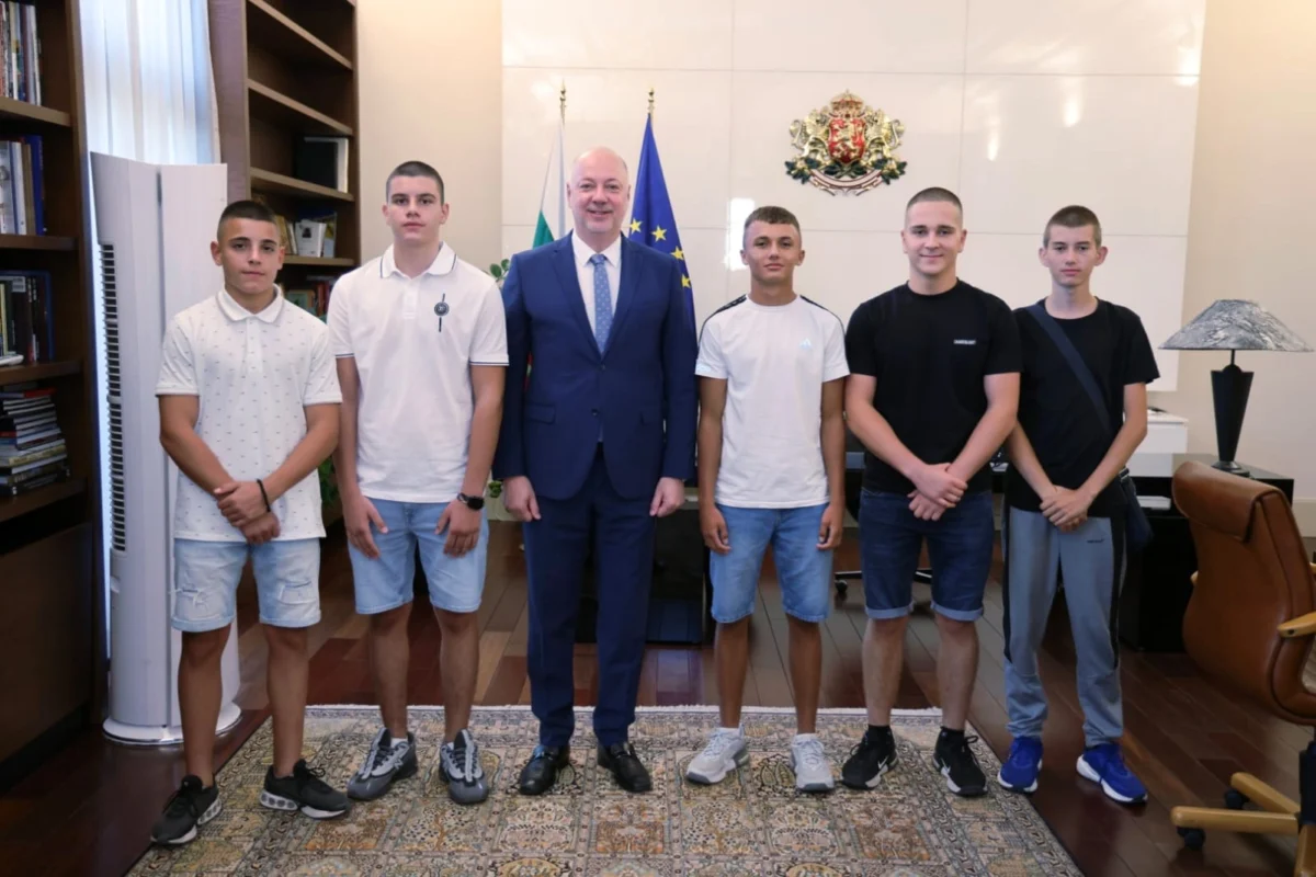 Росен Желязков: Правителството следва ясна програма и не се занимава със сплетни 1 momcheta dobrovolczi zhelyazkov