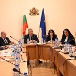 Работодатели и синдикати обсъждат нов механизъм за определяне на минималната работна заплата