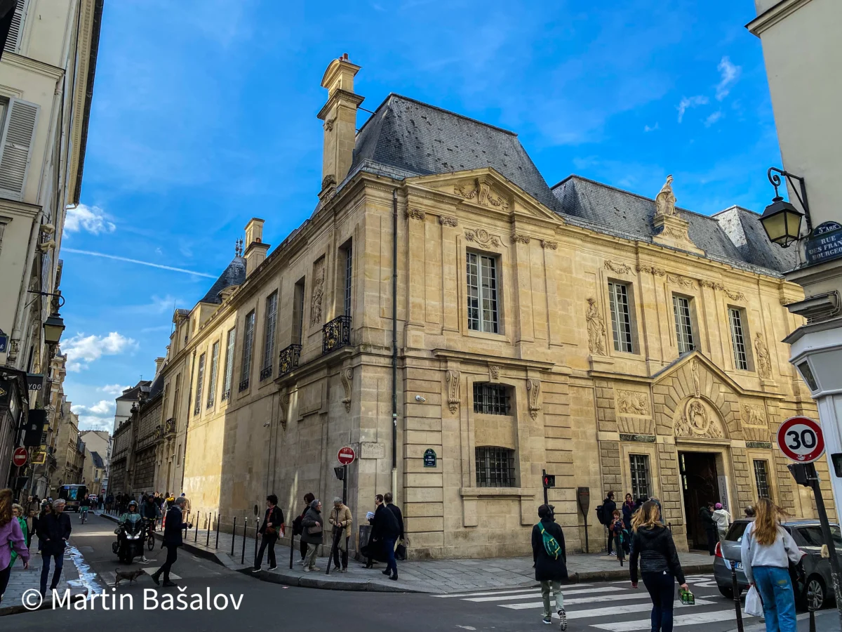 Впечатляващата фасада и главният вход на музея.