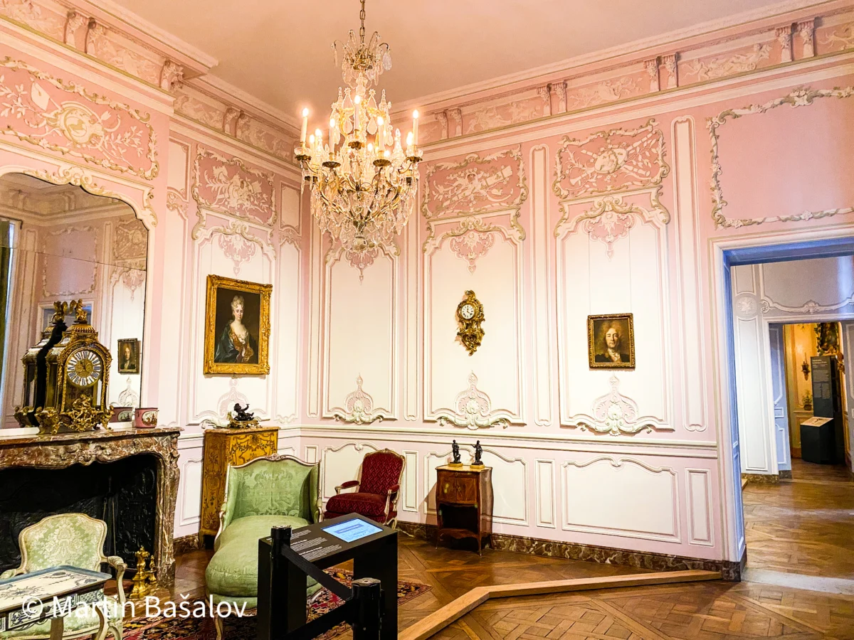 Част от впечатляващия рококо интериор.