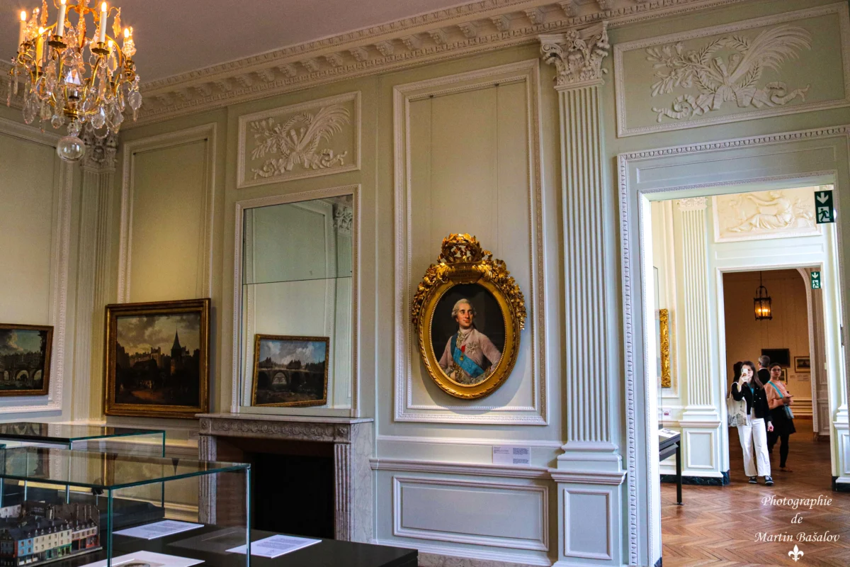 Портретът в далечината е на Луи XVI.