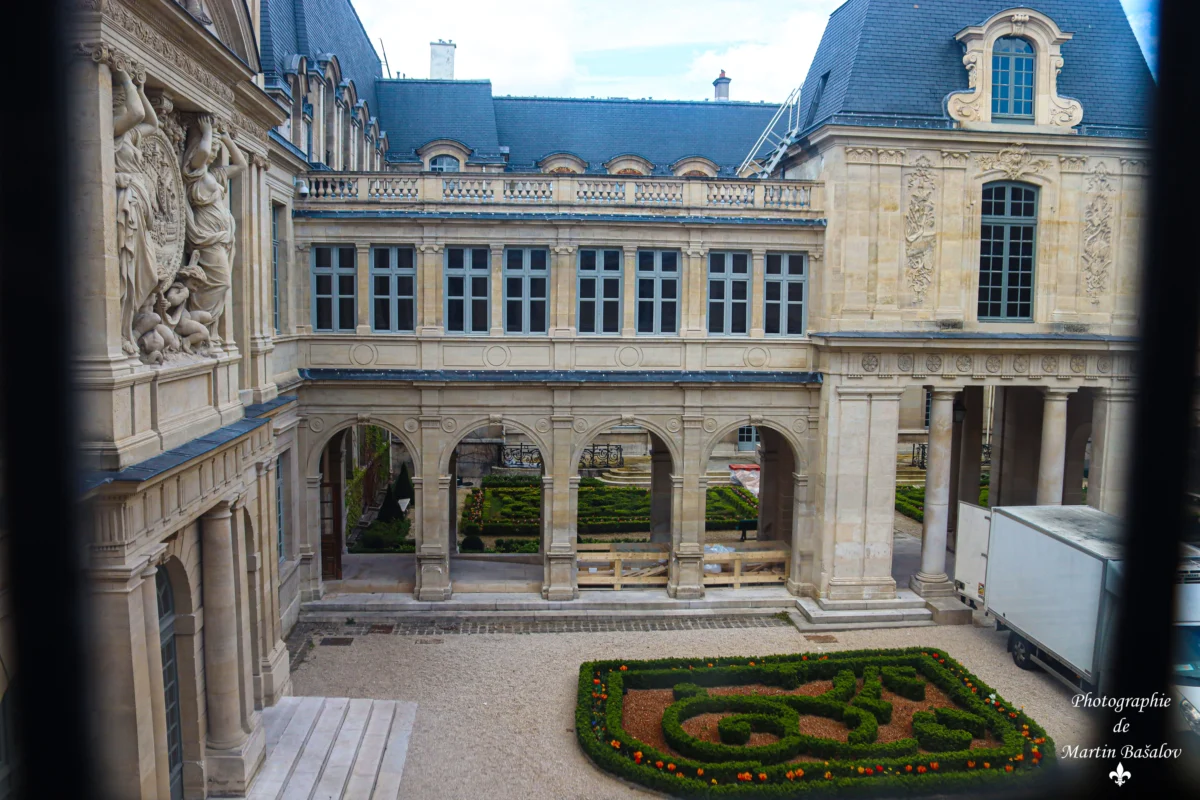 Част от вътрешните градини на сградата.