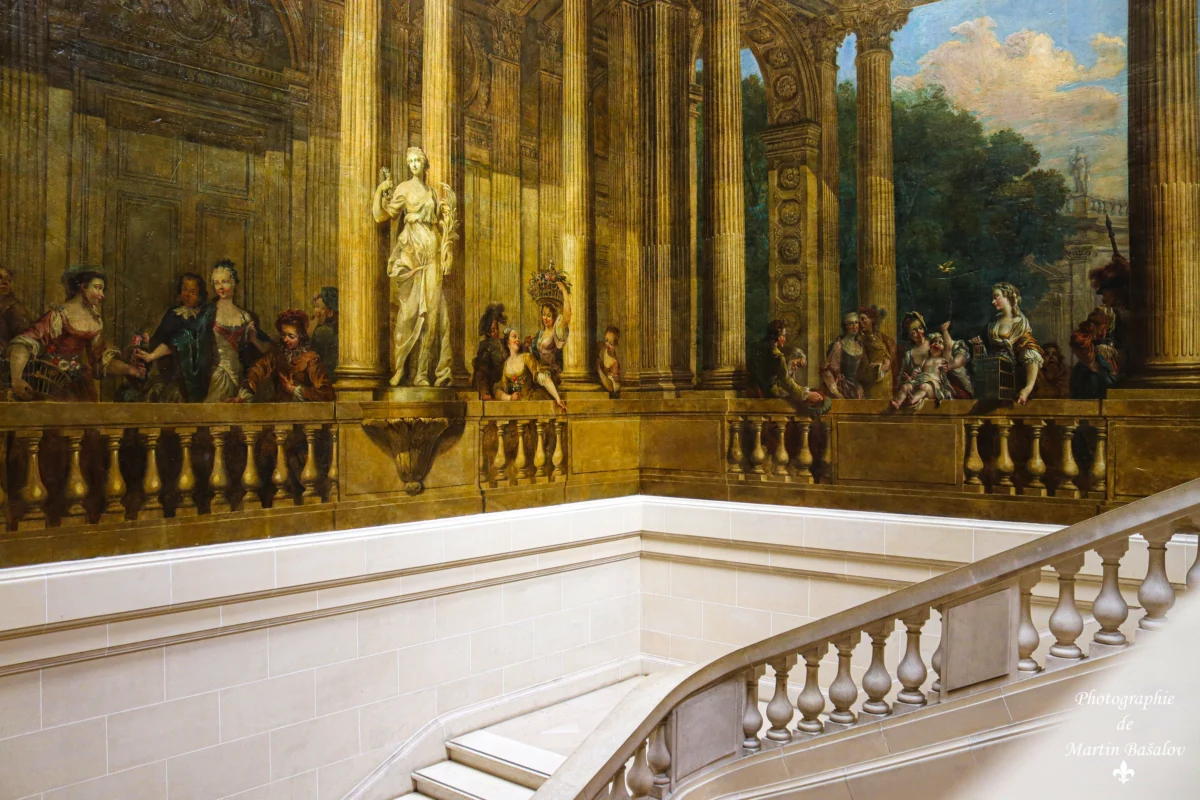 Уникалният тромп-л'ьой ( илюзионна живопис, симулираща триизмерност посредством изобразяване в перспектива) при главните стълби на имението.