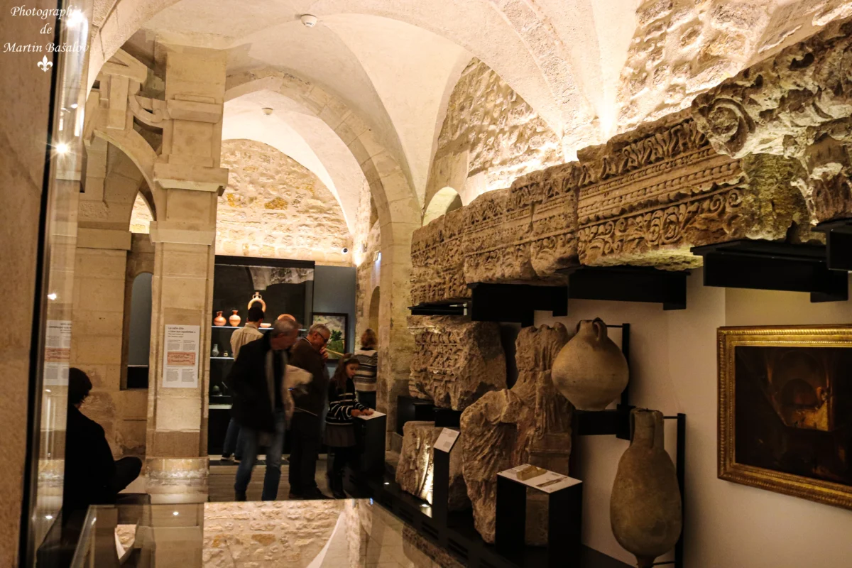 Подземията на сградата, където се намират артефактите от Средновековието.