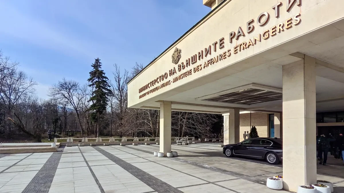 В МВнР средната възраст е 49 години, като работят 83 служители с право на пенсия