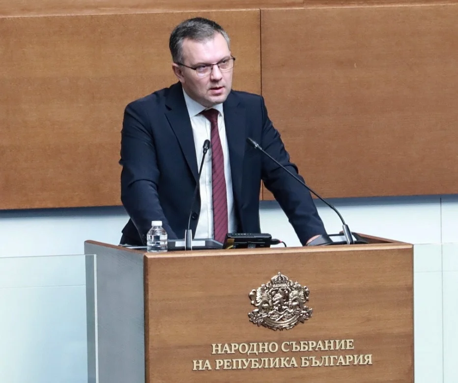 Николай Найденов поиска от Сарафов да си тръгне сам, иначе ще продължи процедурата по освобождаването му