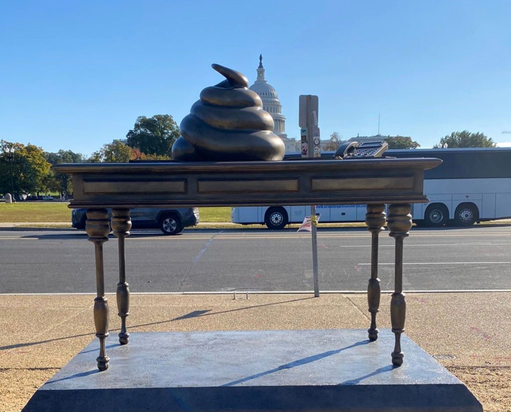 Скулптура на изпражнение във Вашингтон осмива щурма на Капитолия 2 Скулптура на изпражнение във Вашингтон осмива щурма на Капитолия