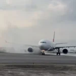 Самолет на Turkish Airlines бе евакуиран след дим от колесника на летище в Непал