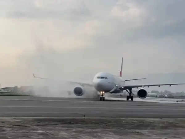 Самолет на Turkish Airlines бе евакуиран след дим от колесника на летище в Непал