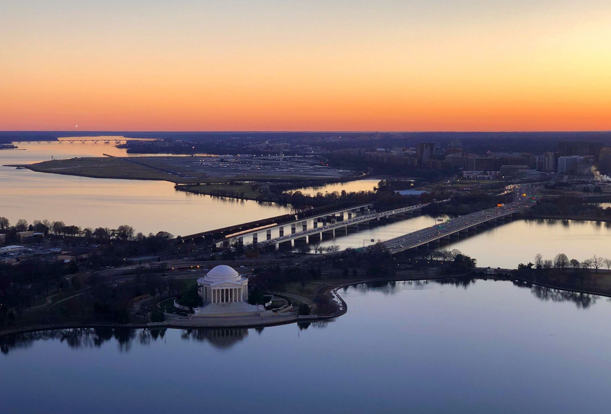 Марк Зукърбърг обмисля да купи имот във Вашингтон за да работи в тясно сътрудничество с Доналд Тръмп