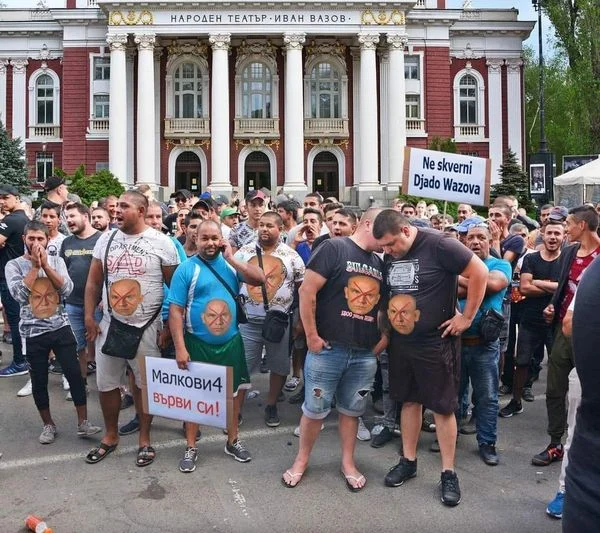 Протестът пред Народния театър бил заявен като културно мероприятие