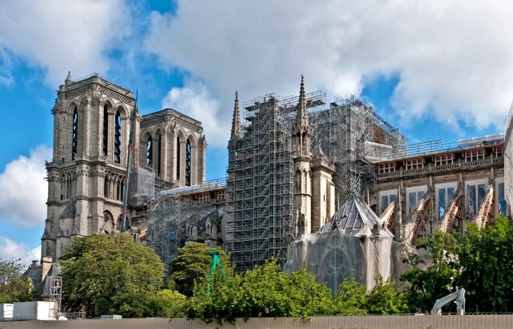"Нотр Дам" в процес на възстановяване.