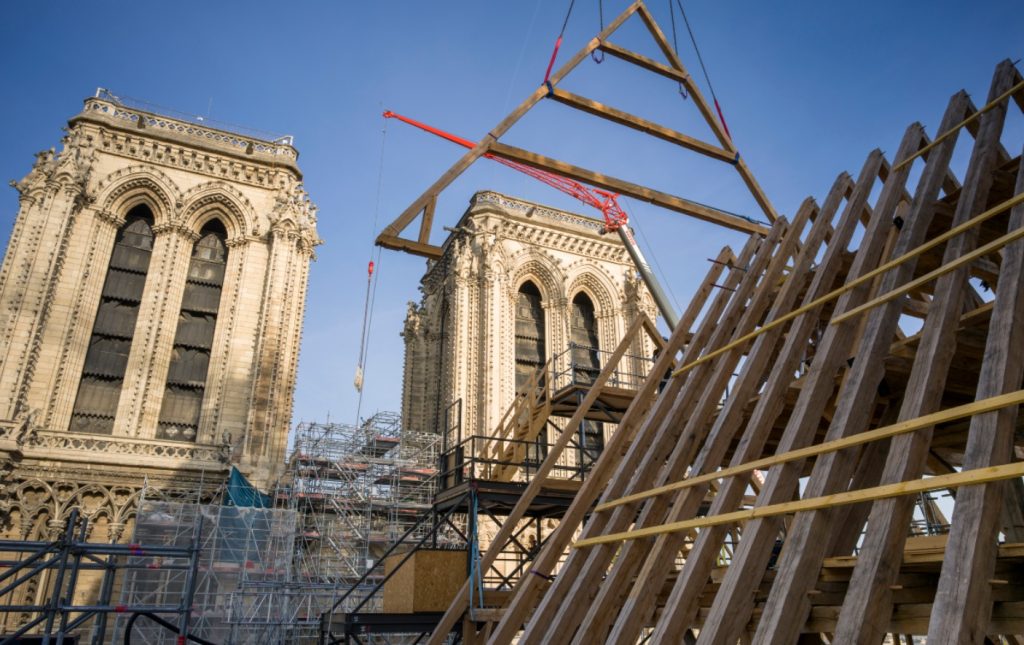 "Нотр Дам" в процес на възстановяване.