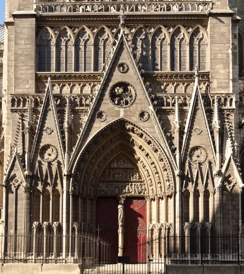 Пет неща, които трябва да знаете за катедралата Нотр Дам 1 notre dame portail cloitre detail