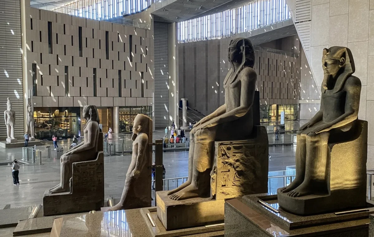 Някои от многобройните великолепни скулптури, които ви очакват в музея.