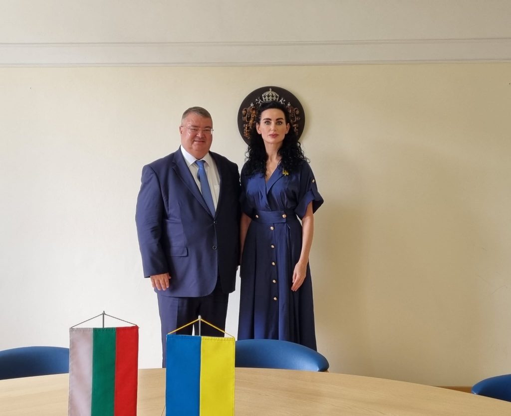 Социалният министър и посланикът на Украйна обсъдиха възможността засегнати от войната деца да почиват в България
