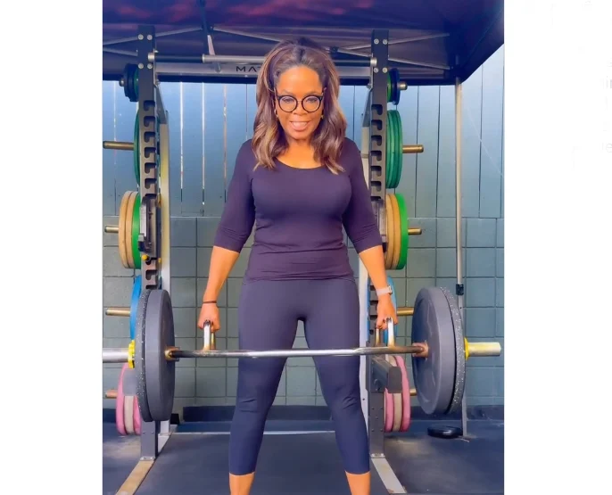 Вътре в силовата тренировка на 72-годишната Опра Уинфри, която изпълнява планкове с лекота: „Ако искаш да остаряваш добре…“