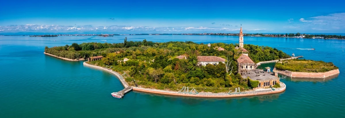 Остров Повелия, видян отвисоко.