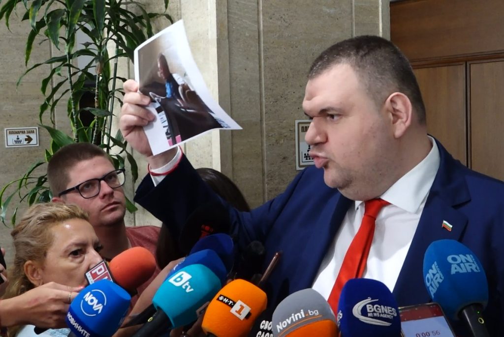 Фантазиите на Пеевски родиха втори касиер на президента Радев