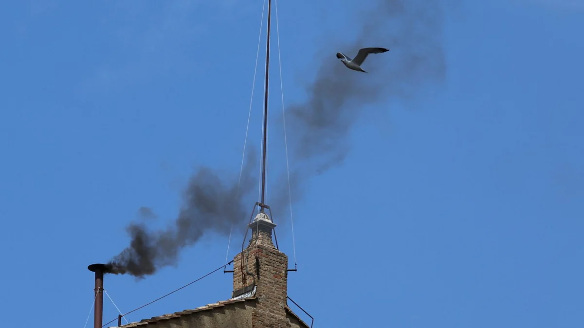 Отново черен дим: Няма избор на папа и през втория ден на конклава