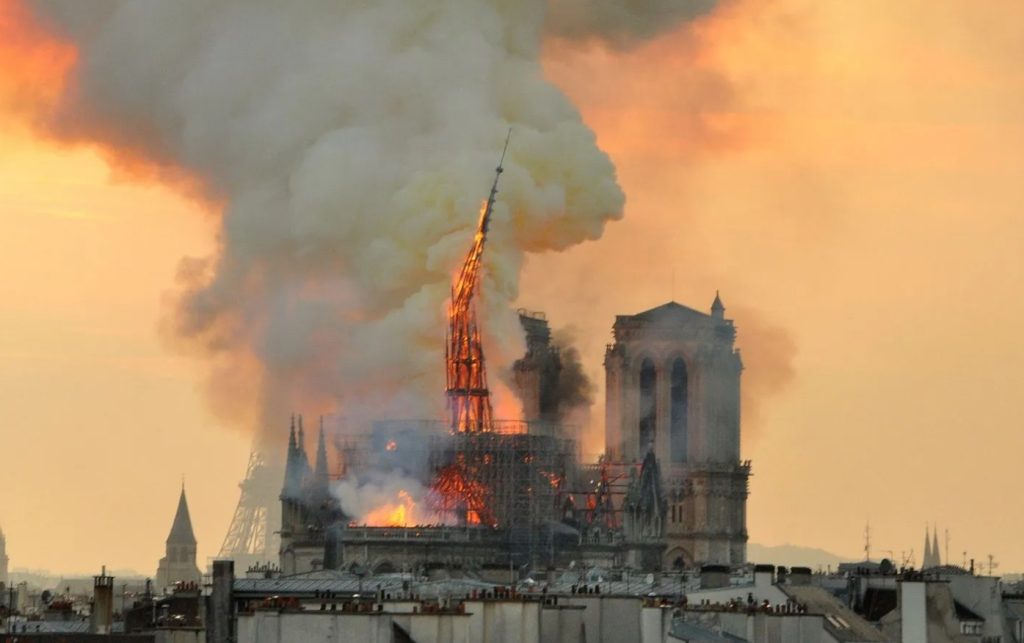 Падането на обгорената готическа стрела.