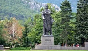 денят по диагонал, Ботев, паметник