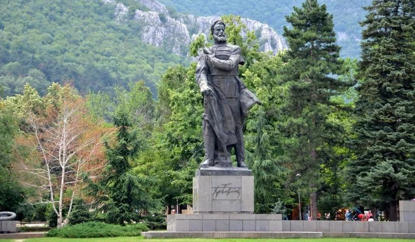 денят по диагонал, Ботев, паметник