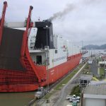 Панамски канал Ship_passing_through_Panama_Canal