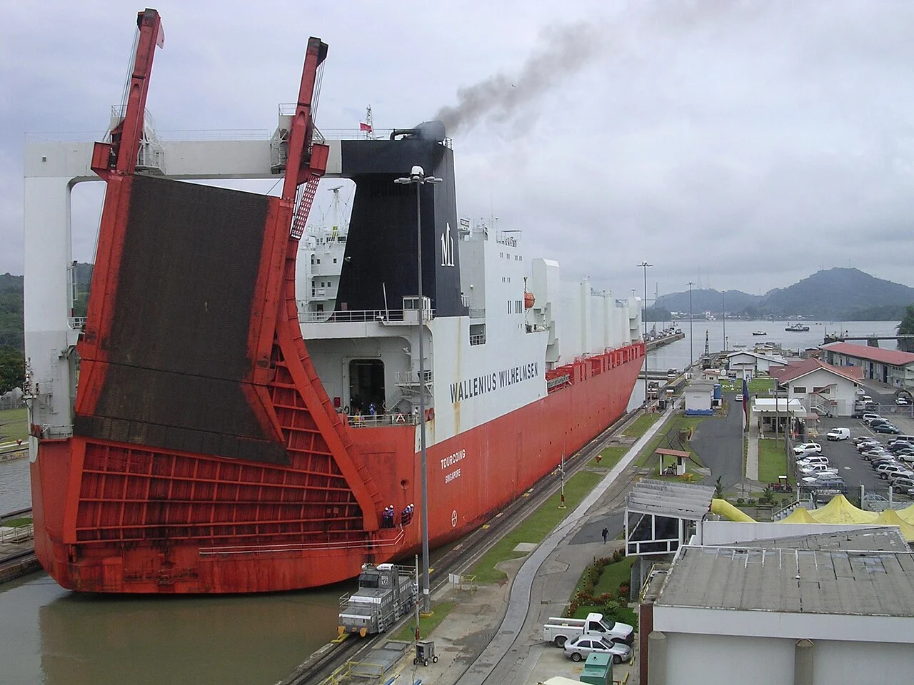 Панамски канал Ship_passing_through_Panama_Canal