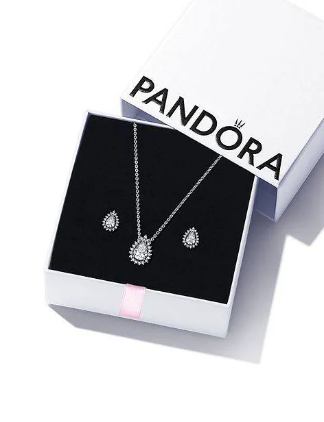 Pandora залага на бижута с платинено покритие заради скъпото сребро