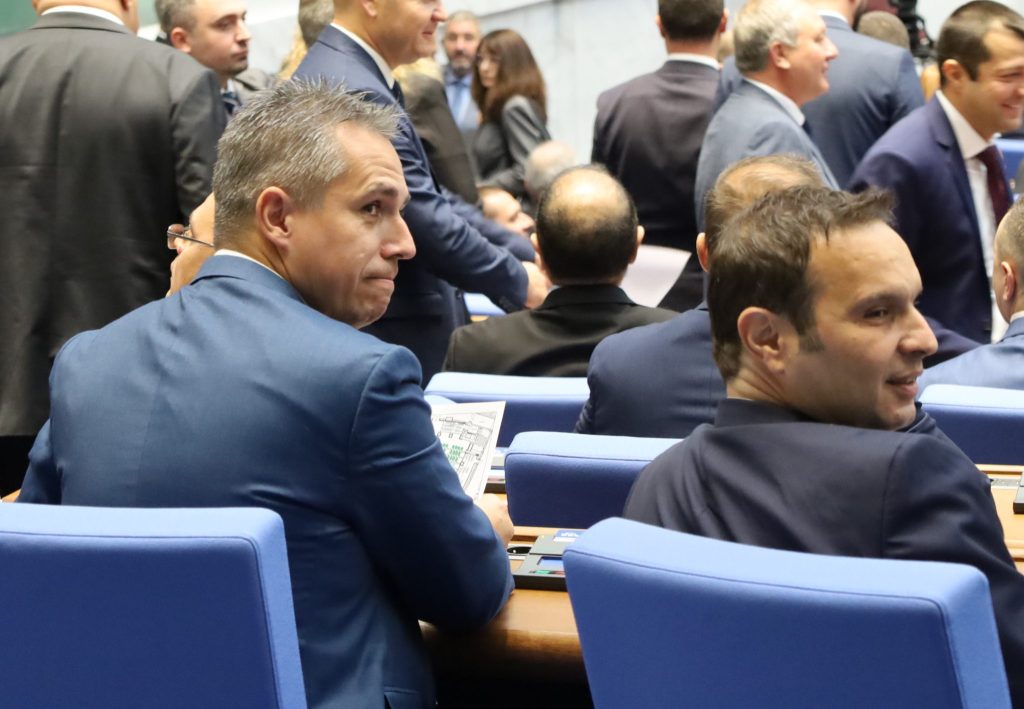 След вчерашния провал, днес парламентът прави нов опит да започне работа